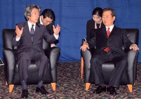 Japan's Koizumi, S. Korea's Kim hold talks